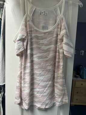 Mudd Cold-Shoulder Camo Print Top in Light Pink